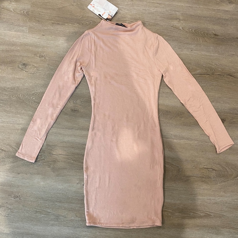 Women’s salmon body-con dress. (size small) New with tags.